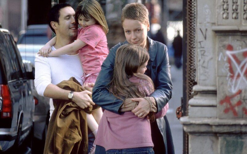 Kulturmontag: ‚art.film‘: „In America“. Im Bild: Paddy Considine, Emma Bolger, Samantha Morton, Sarah Bolger. – Bild: port.hu Kulturmontag: ‚art.film‘: „In America“. Im Bild: Paddy Considine, Emma Bolger, Samantha Morton, Sarah Bolger. – Bild: port.hu