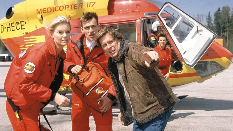 Dr. Stefan Frank (Sigmar Solbach, re.) erklärt Notärztin Gabriele Kollmann (Anja Freese) und Sanitäter Ralf Staller (Wolfgang Krewe, Mi.) vom Medicopter-Team die Situation. – Bild: RTL /​ Elke Werner