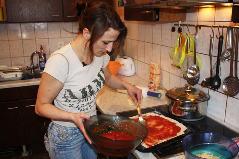 Domenica beim Pizza backen – Bild: RTL II
