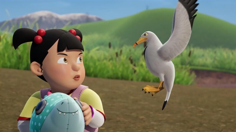 Eine freche Möwe hat es auf Lilys Lieblings-Kuscheltier Sharky abgesehen. – Bild: KiKA/​Prism Art & Design Limited