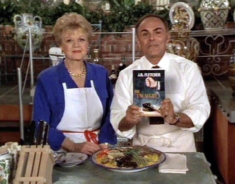 Jessica Fletcher (Angela Lansbury) wird als Gast in die Fernsehshow von Starkoch Bernardo Bonelli (John Saxon) eingeladen. – Bild: RTLup