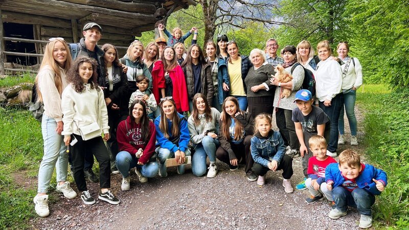Sheila (hinter, 5. von links) und Serhii (3. von links) Novytskyi mit den ukrainischen Flüchtlingen im Freilichtmuseum Ballenberg. – Bild: SRF