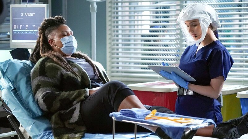 Anamnese bei einer Patientin: Azure Antoinette als Irene Davis, Camilla Luddington als Dr. Jo Wilson – Bild: SRF/​ABC Studios