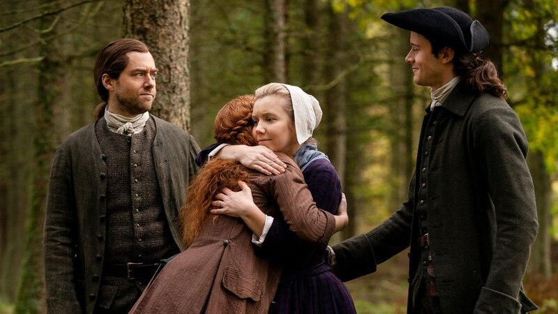 Ein schmerzhafter Abschied: Richard Rankin als Roger Wakefield, Sophie Skelton als Brianna Randall Fraser, Lauren Lyle als Marsali, César Domboy als Fergus – Bild: SRF/​Sony Pictures Television Inc.