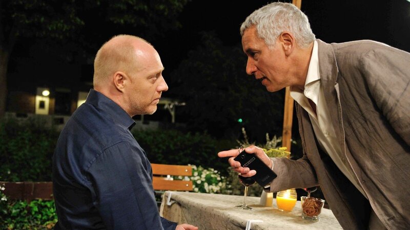 Dr. Chris Wegener (Simon Schwarz,l.) und der Internist Henning Maurer (Ralph Herforth) rivalisieren um Vera. – Bild: port.hu