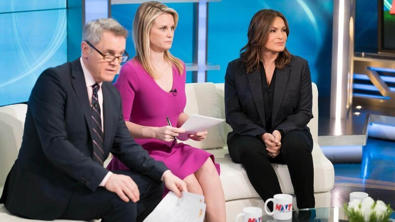 V.l.: George Thanos (Mark Moses), Heidi Sorenson (Bonnie Somerville), Lieutenant Olivia Benson (Mariska Hargitay) Die Verwendung des sendungsbezogenen Materials ist nur mit dem Hinweis und Verlinkung auf RTL+ gestattet. – Bild: RTL /​ NBC Studios