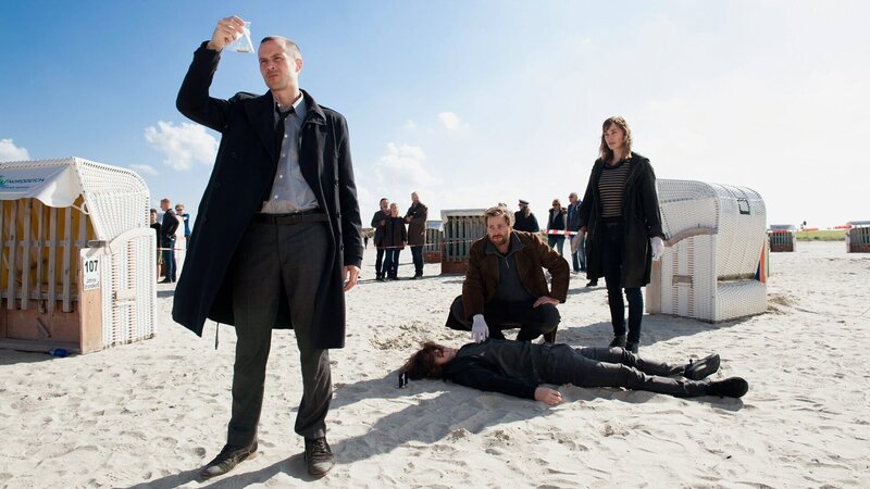 Rupert (Barnaby Metschurat, l.) hält vielleicht einen wichtigen Hinweis in den Händen. Warum wurde Kai Uphoff (Paul Hinrich Aeils, 2.v.l.) umgebracht? Weller (Christian Erdmann, 2.v.r.) und Ann Kathrin (Christiane Paul, r.) sind ratlos. – Bild: SRF/​ZDF/​Sandra Hoever