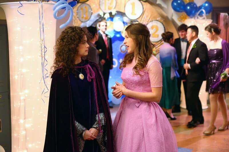 Ashley (Katlin Mastandrea, l.); Sue Heck (Eden Sher, r.) – Bild: Warner TV Comedy