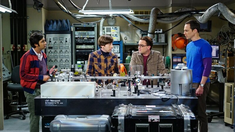Raj (Kunal Nayyar, l.), Howard (Simon Helberg, 2.v.l.), Leonard (Johnny Galecki, 2.v.r.) und Sheldon (Jim Parsons, l.) müssen feststellen, dass sich schwedische Wissenschaftler an der Superfluid-Helium-Theorie von Leonard und Sheldon zu schaffen machen … – Bild: Warner Brothers