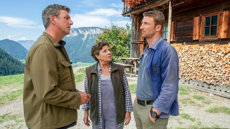 Der Bergdoktor Staffel 16 Spiel mit dem Feuer – Teil 1 Muttter mit ihren Söhnen: Hans Sigl als Bergdoktor Dr. Martin Gruber, Monika Baumgartner als Lisbeth Gruber, Heiko Ruprecht als Hans Gruber – Bild: SRF/​ZDF/​Erika Hauri