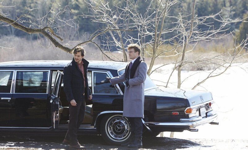 Noch ahnen weder Will (Hugh Dancy, l.) noch Mason (Michael Pitt, r.), was sie erwarten wird … – Bild: NBCUniversal Media, LLC /​ Brooke Palmer