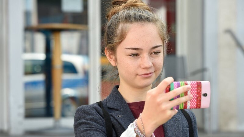 Lea (Ella Lee) hält die Geschehnisse für ihren Blog mit dem Smartphone fest. – Bild: ZDF und SWR/Schwabenlandfilm/Reiner Pfisterer Lea (Ella Lee) hält die Geschehnisse für ihren Blog mit dem Smartphone fest. – Bild: ZDF und SWR/Schwabenlandfilm/Reiner Pfisterer