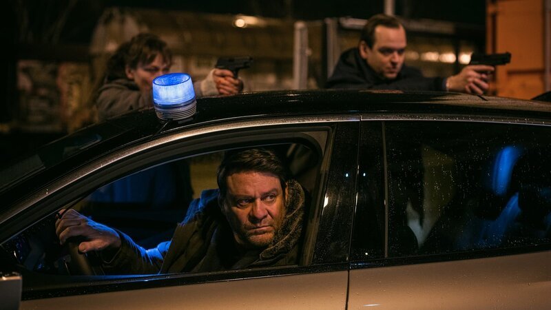 Die verdeckte Operation läuft aus dem Ruder, v.li.: Rebecca Indermaur als Alexandra Vonlanthen, Roeland Wiesnekker als Leo Brand, Martin Vischer als Joel Bättig – Bild: SRF/​Pascal Mora