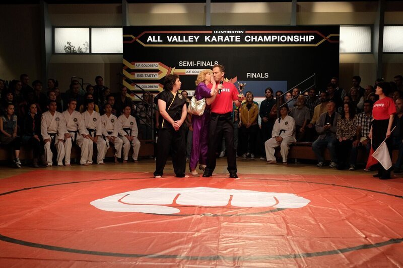 „Die Goldbergs“, „Karate Kid.“ Inspiriert von den ‚Karate Kid‘-Filmen beginnen Adam und Barry zu trainieren. Schon bald sehen sich die beiden Brüder in einem Karate-Kampf gegenüber, in dem langanhaltende Fehde ein für alle Mal bereinigt werden soll. Und Ericas und Geoffs Beziehung wird öffentlich. Da merken die beiden, dass dies auch negative Auswirkungen mit sich bringt. Im Bild (v.li.): Oliver Cooper (Adam), Wendi McLendon-Covey (Beverly Goldberg), Bryan Callen (Mr. Mellor). – Bild: Sony Pictures Television Inc. /​ John Fleenor