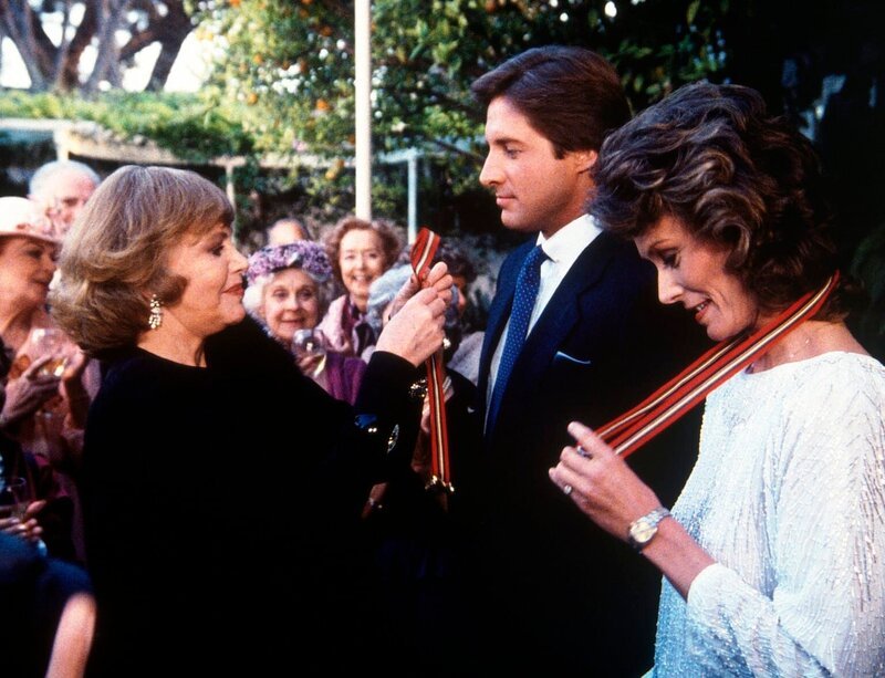 Am Ende erhalten Amanda (Kate Jackson, r.) und Lee (Bruce Boxleitner, 2.v.r.) eine besondere Auszeichnung: Sophia (Hildegard Knef, l.) überreicht ihnen einen Orden. – Bild: CBS Television