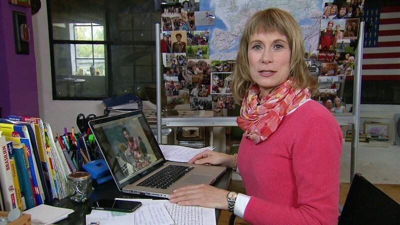 Auf der Suche nach Katjas Mutter begibt sich Sandra Eckardt zum ersten Mal nach Indien. – Bild: RTL