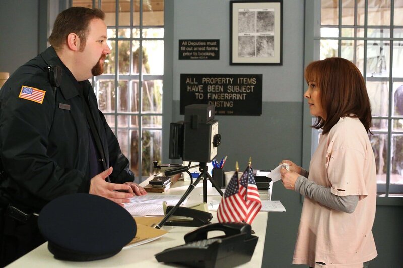 Frankie (Patricia Heaton, r.) verhandelt mit Officer Dougherty (Ben Zelevansky, l.) über ihre Freilassung. – Bild: HBOH