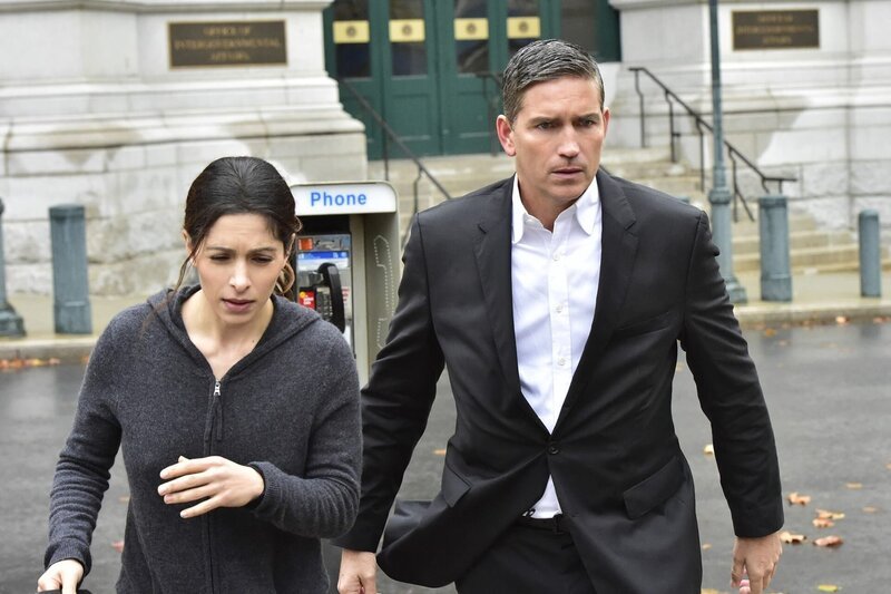 Sameen Shaw (Sarah Shahi, l.); John (Jim Caviezel, r.) – Bild: PLURIMEDIA (Warner)