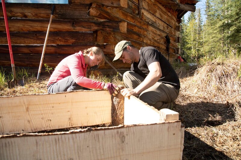 Chris und Jessi Morse bei der Gartenarbeit. (National Geographic/​Jeffrey Alexander) – Bild: National Geographic /​ Jeffrey Alexander /​ National Geographic/​Jeffrey Alexander