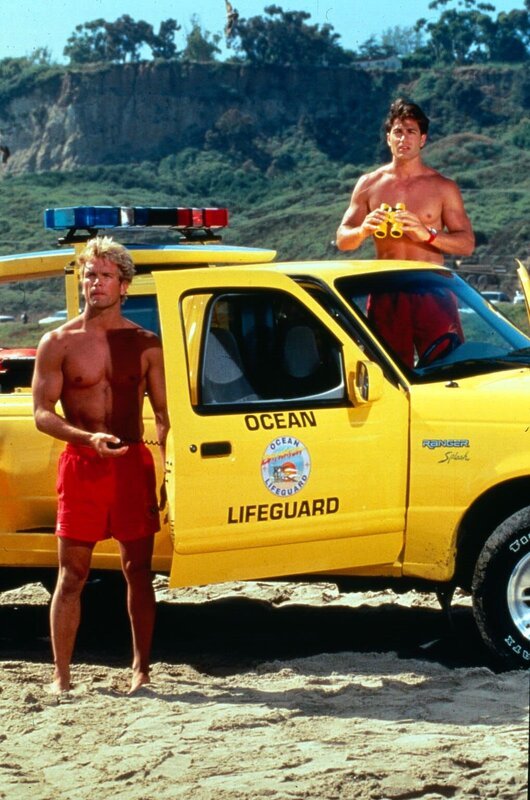 Als Cody (David Chokachi, l.) und J. D. (Michael Bergin, r.) am Strand ankommen, ist der Verunglückte bereits von einem mysteriösen Retter aus dem Meer gefischt worden …_Titel: Baywatch – Die Rettungsschwimmer von Malibu. – Bild: ProSieben MAXX