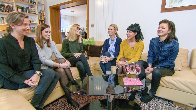 V.l.: Kandidatin Cornelia, Shoppingbegleitung Emily, Sarah, Kathrin, Christin und Natali – Bild: TVNOW /​ Constantin Ent.