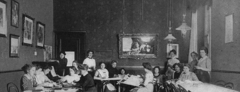 Bewohnerinnen beim Zeichnen aus 1902–1913, Pensionat Viktoria-Stift im Lette-Haus. – Bild: ORF/​NGF Geyrhalterfilm/​Archiv des Lette-Vereins
