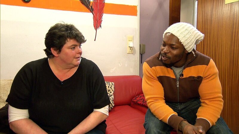 Zwei Welten treffen aufeinander: Tauschmutter Anja (36) trifft auf Jennys Mann Simon (36), der leidenschaftlicher Rapper ist – Bild: RTL II – Recht zum Abdruck/​Darstellung zeitlich/​sachlich beschränkt auf die Bewerbung der Sendung