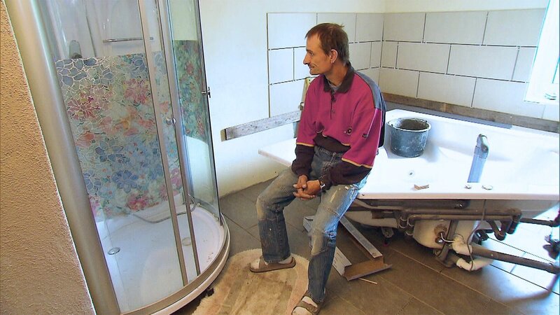 Mike will seiner Frau eine Wellnessoase einrichten – aus einem dunklen Loch. Gefliest hat er allerdings noch nie. Und von Wasseranschlüssen hat er auch keine Ahnung. – Bild: RTL II