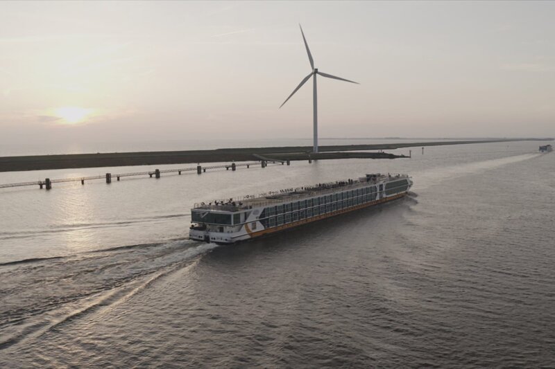 Flusskreuzfahrtschiff im Mündungsdelta – Bild: 3sat