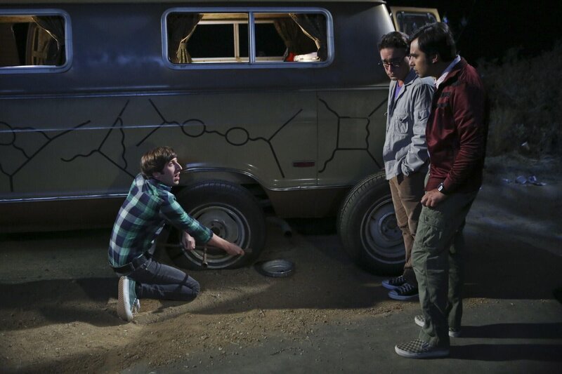 Ein geplatzter Reifen stellt das Know-How von Howard (Simon Helberg, l.), Leonard (Johnny Galecki, 2.v.r.) und Raj (Kunal Nayyar, r.) auf die Probe … – Bild: 2015 Warner Brothers Lizenzbild frei