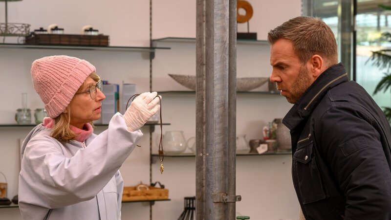 Während der Spurensicherung am Tatort findet Kriminaltechnikerin Roswitha Prinzler (Silke Matthias, l.) einen Schmuckanhänger. Könnte das ein Hinweis auf die Tatperson sein? Kriminalkommissar Lars Pöhlmann (Dominic Boeer, r.) muss herausfinden, wem der Anhänger gehört. – Bild: ZDF und Marc Meyerbröker