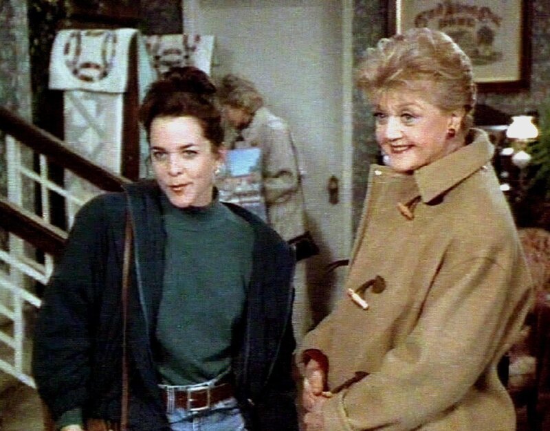 Jessica (Angela Lansbury, r.) und Libby Terhune (Rebbecca Cross) erfahren zufällig, dass in Lomax’ Büro eingebrochen wurde. – Bild: RTLup