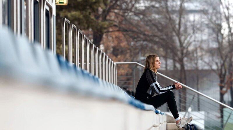 Louisa Grauvogel im NetCologne Stadion in Köln nach ihrem Karriereende. – Bild: MDR/​HR/​AVMEDIEN