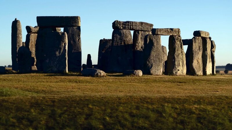 Die wohl berühmteste Sehenswürdigkeit Englands: Stonehenge. Das über 4000 Jahre alte Monument gibt der Wissenschaft bis heute Rätsel auf. – Bild: zdf /​ THE HISTORY CHANNEL /​ Pond5