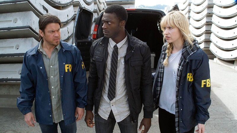 Um einer Scheinfirma auf die Schliche zu kommen, durchsuchen Eliot Spencer (Christian Kane), Alec Hardison (Aldis Hodge) und Parker (Beth Riesgraf) ein Grundstück der Firma. Werden sie dort weitere Beweise für einen illegalen Handel vorfinden? – Bild: RTL/​TNT