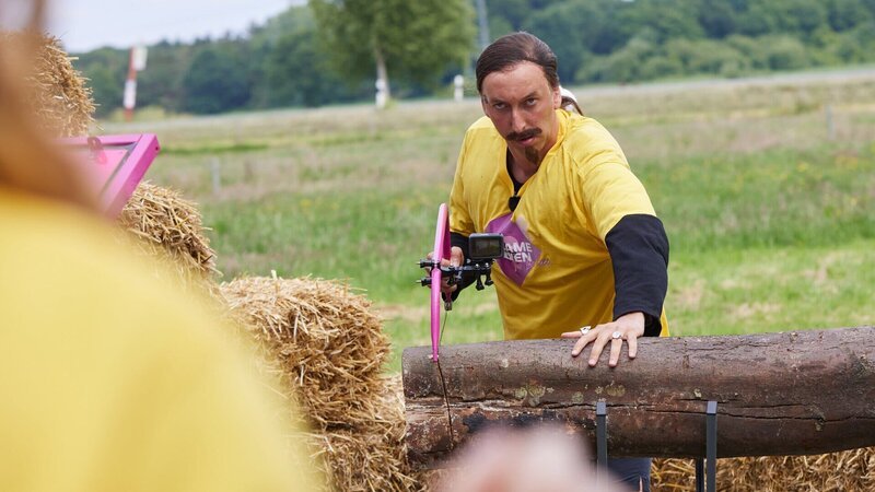 Harald (Torge Oelrich) gibt alles, um die Challenge zu gewinnen. – Bild: ZDF