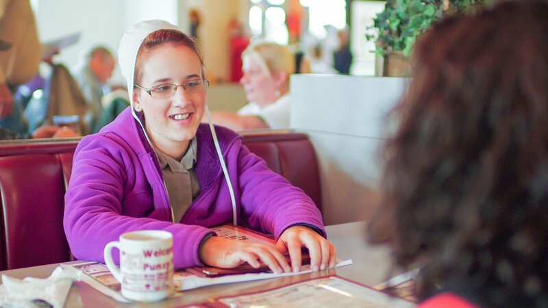 Katie Ann and Chapel talking at a diner. – Bild: Discovery Communications