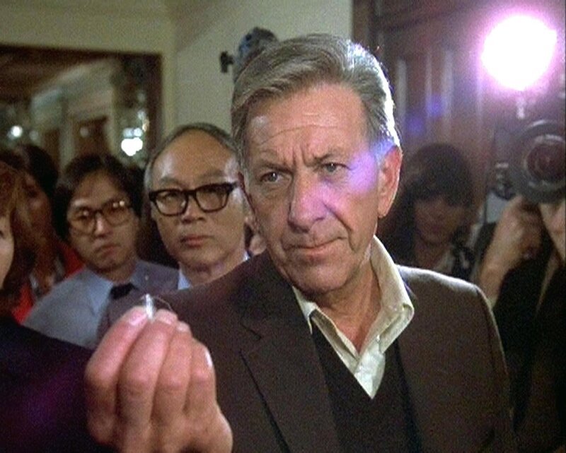 In letzter Sekunde kann Quincy (Jack Klugman) ein Attentat auf Senator Pike verhindern. – Bild: RTLup