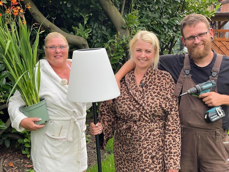 Brigitte (l.), Nadine und Peter – Bild: RTL /​ Tokee bros.
