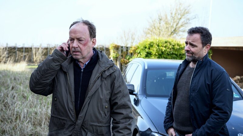 Psychiater Joe Jessen (Ulrich Noethen, l.) und Kommissar Vincent Ruiz (Juergen Maurer, r.) versuchen, herauszufinden, wo sich Jessens verschwundene Frau befindet. – Bild: ZDF und Marion von der Mehden