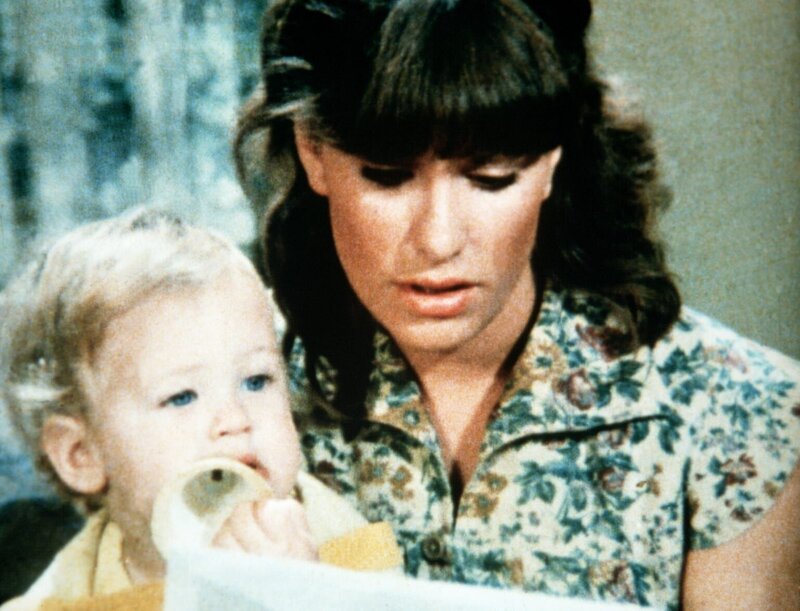 Mary Ellen (Judy Norton-Taylor, r.) liest noch einmal den Brief, den ihr Mann Curt vor seiner Abreise für seinen Sohn bei John Walton deponiert hat. – Bild: WARNER BROS. INTERNATIONAL TELEVISION