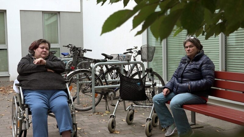 Regina (re.) besucht ihre Freundin Manja im Pflegeheim – Bild: RTL Zwei