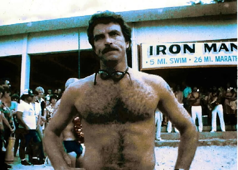 Als eine junge Frau spurlos verschwindet, wird Thomas Magnum (Tom Selleck, Bild) von deren Bruder engagiert, um nach ihr zu suchen. – Bild: Kabel Eins