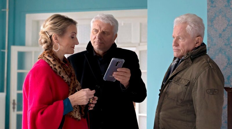 Franz Leitmayr (Udo Wachtveitl, Mitte) und Ivo Batic (Miroslav Nemec) zeigen Anna Pollinger (Monika Gruber) ein Bild. – Bild: BR/​Lieblingsfilm GmbH/​Luis Zeno Kuhn