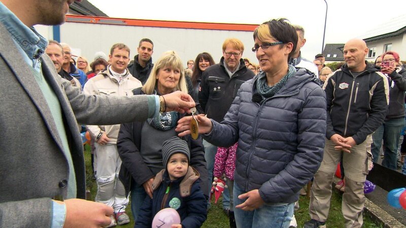 Nina bekommt vom Zuhause im Glück-Team ihren Schlüssel zurück – Bild: RTL II