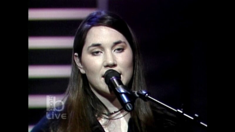 Jill Paquette spielt ihre emotionalen Lieder. – Bild: @Bibel TV