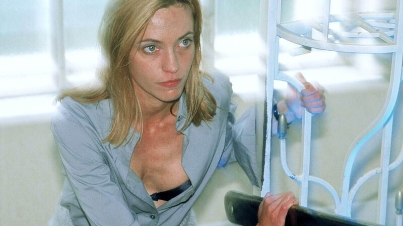 Dr. Karin Thaler (Roswitha Meyer) versucht verzweifelt ihrem Peiniger zu entkommen, der sie in ein stillgelegtes Hotel entführt hat. – Bild: RTL /​ Helene Waldner