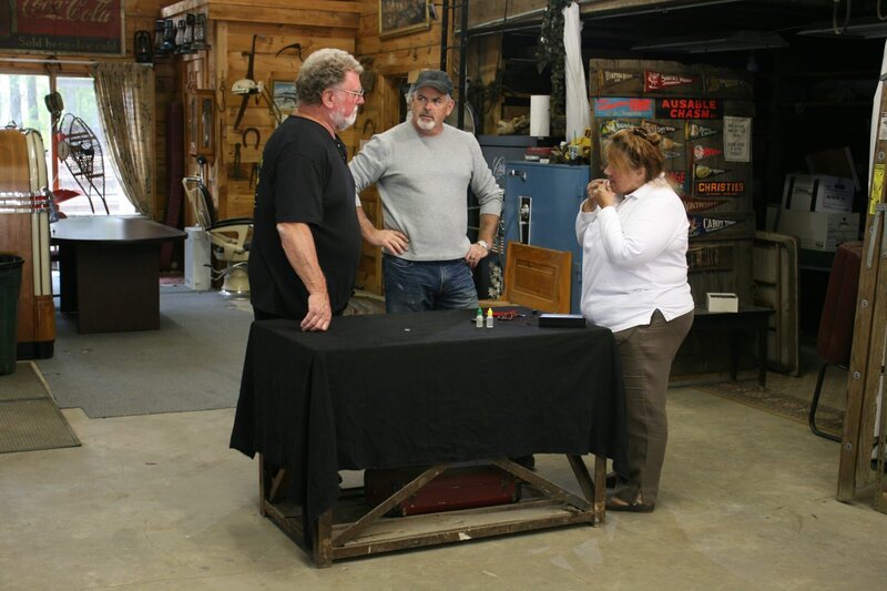 Durham, NH: Lee Danley and Brian Gurry meet with Donna Welsh to examine their finds more closely. – Bild: The National Geographic Channel.