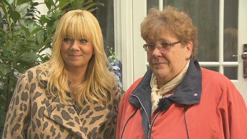 Toska (r.) hofft auf die Hilfe von Julia Leischik (l.). Doch kann Julia Toska und ihre Geschwister nach 60 Jahren wieder zusammenführen? – Bild: © SAT.1