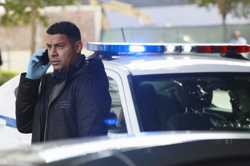 Ein sterbender Mann lässt ein Baby bei einem Priester zurück. Ein Fall, die viele Fragen aufwirft, die Javier (Jon Huertas) und seine Kollegen nun zu beantworten versuchen … – Bild: 2013 American Broadcasting Companies, Inc. All rights reserved.
